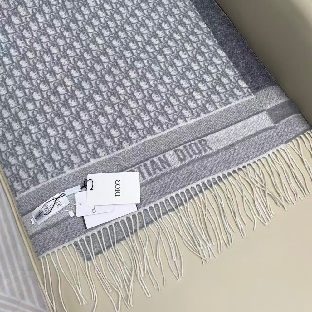Dior Men's Scarf in Gray and Cream - Picture 6 of 10